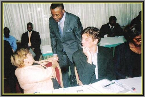 Maître Gaston NGAMKEN devisant chaleureusement avec Madame Françoise ODIER, Présidente honoraire de L'AFDM