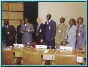 Quelques représentants des pays Africains en compagnie du Président du groupe de travail N°III (Droit des transports) de la CNUDCI