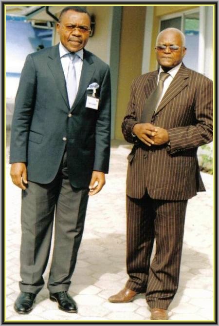Maître Gaston NGAMKAN, en compagnie d'un des collaborateurs du ministre délégué COUSSOUD MAVOUNGOU, avant le début des cérémonies de clôture à la Résidence Hôtelière ELONDA.